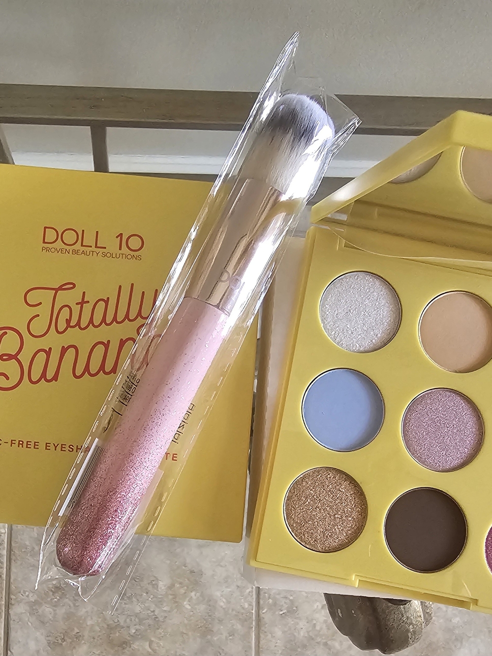 Totally Banana Eyeshadow Palette & Brush - 9 Pan Palette